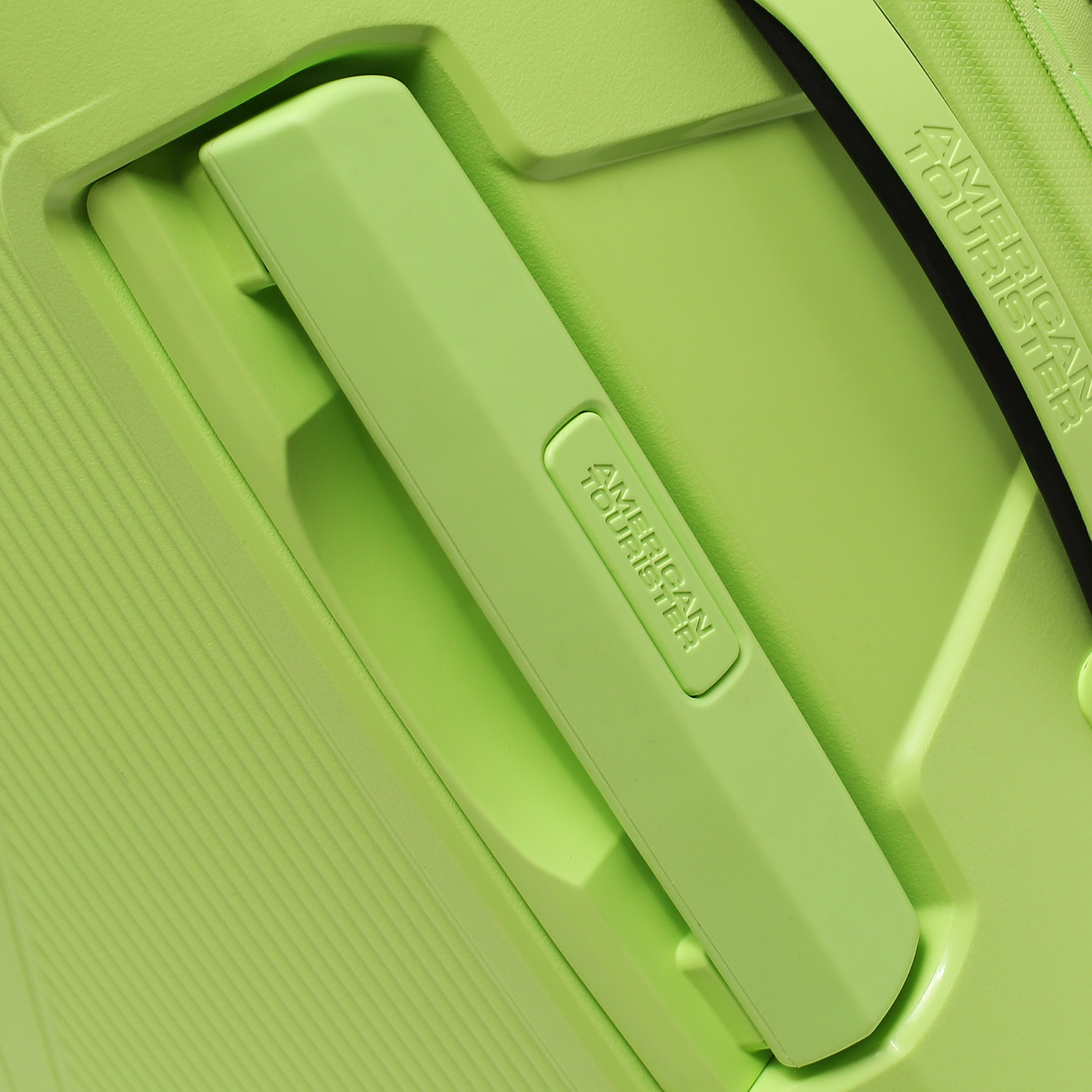 Чемодан большой L из полипропилена American Tourister Airconic
