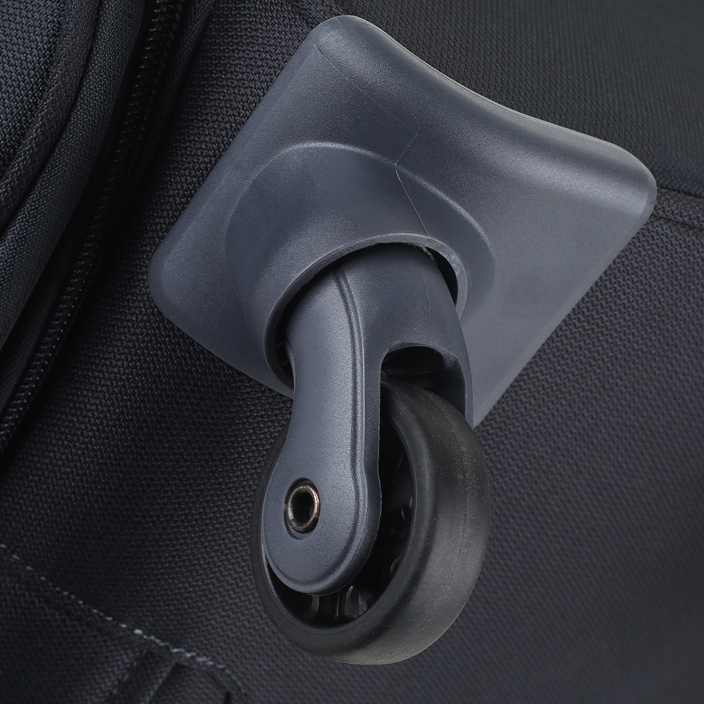 Черный чемодан среднего размера Samsonite Base Boost