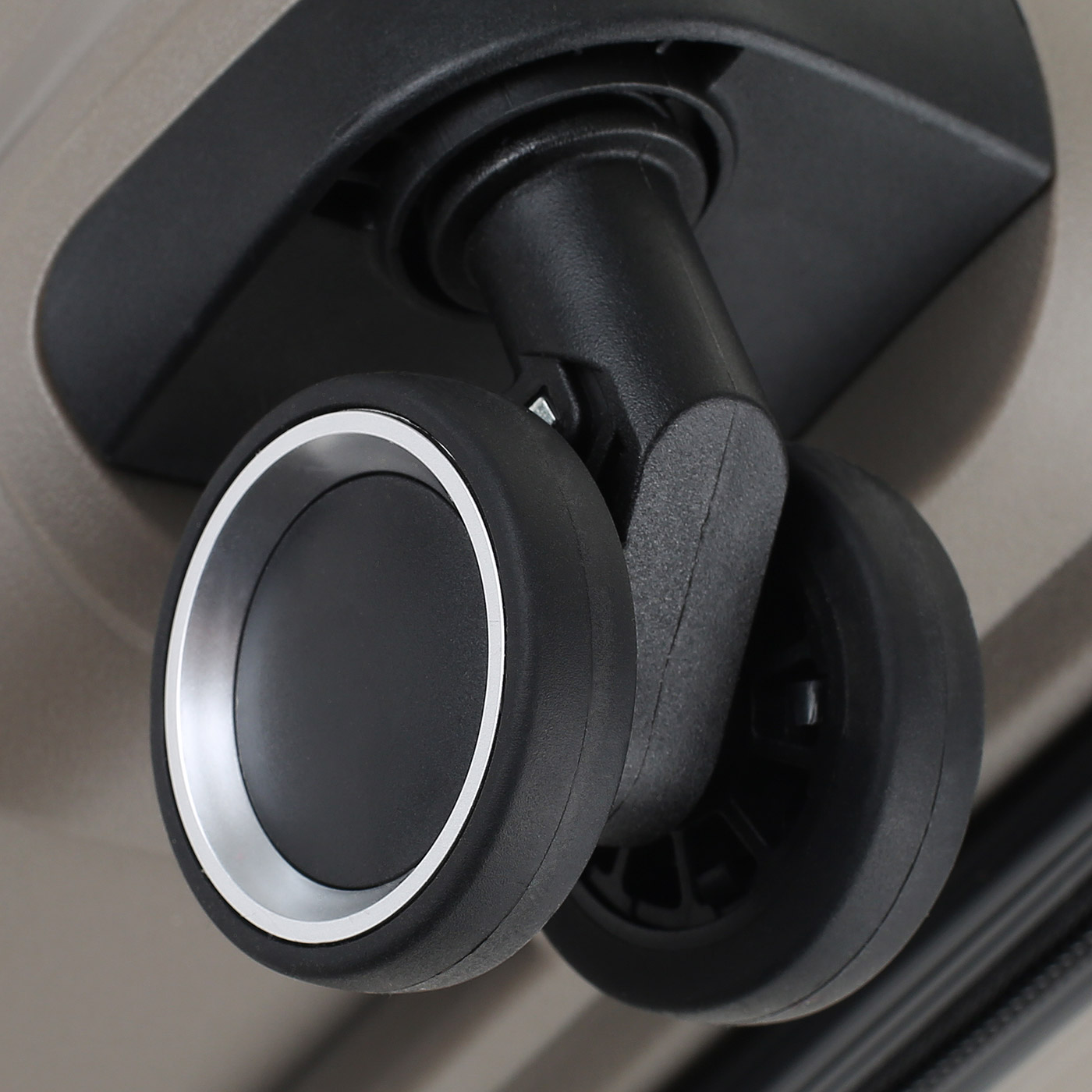 Чемодан средний M из полипропилена Sun Voyage Elite