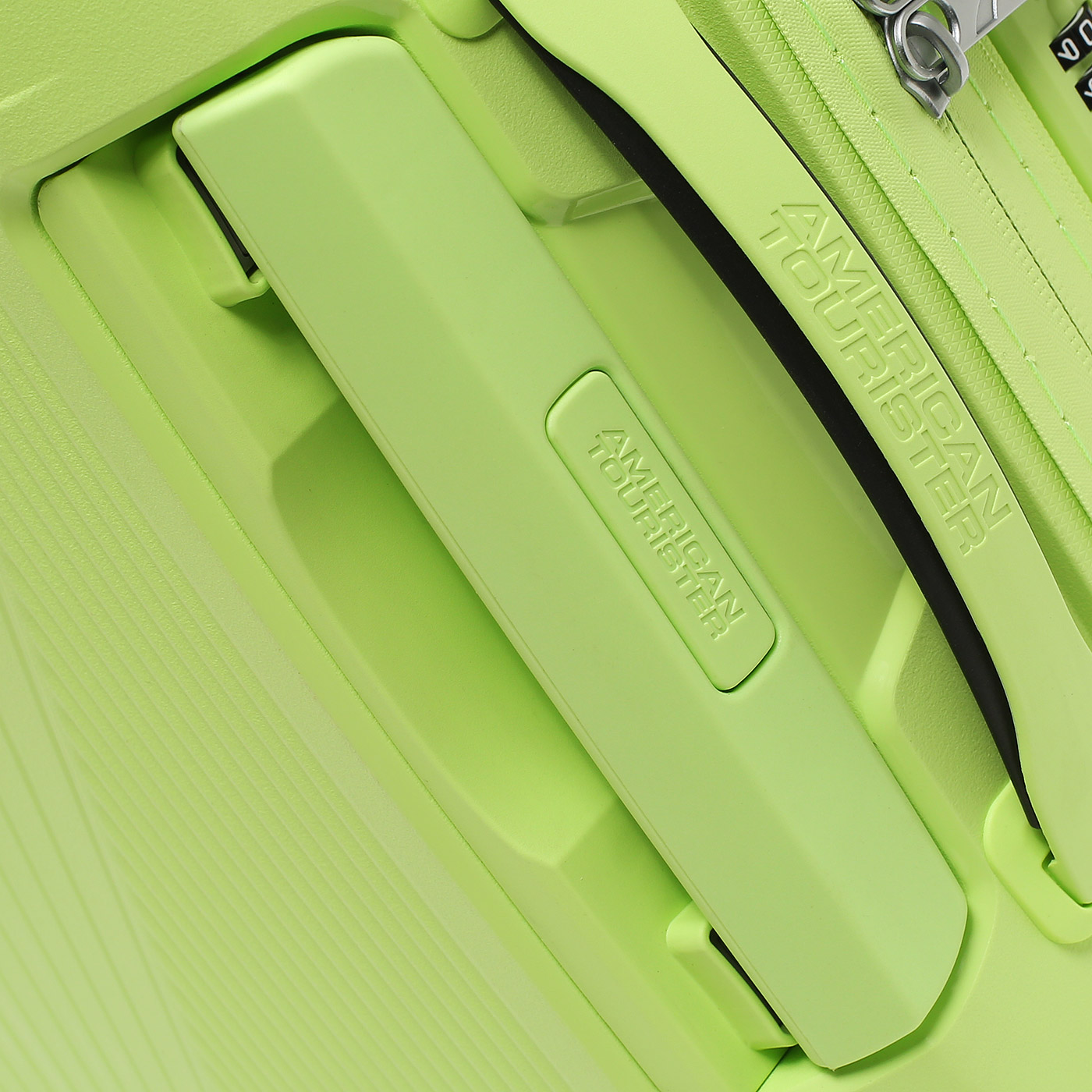 Чемодан для ручной клади из полипропилена American Tourister Airconic