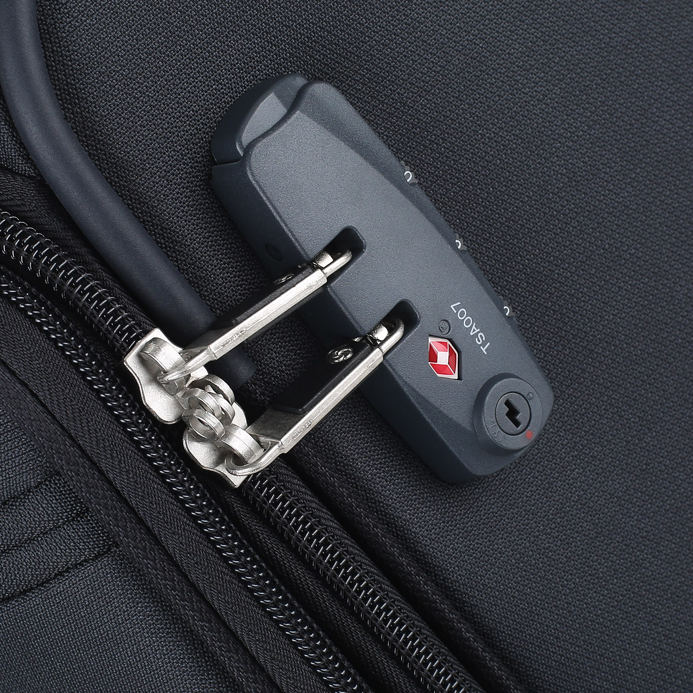 Черный чемодан среднего размера Samsonite Base Boost